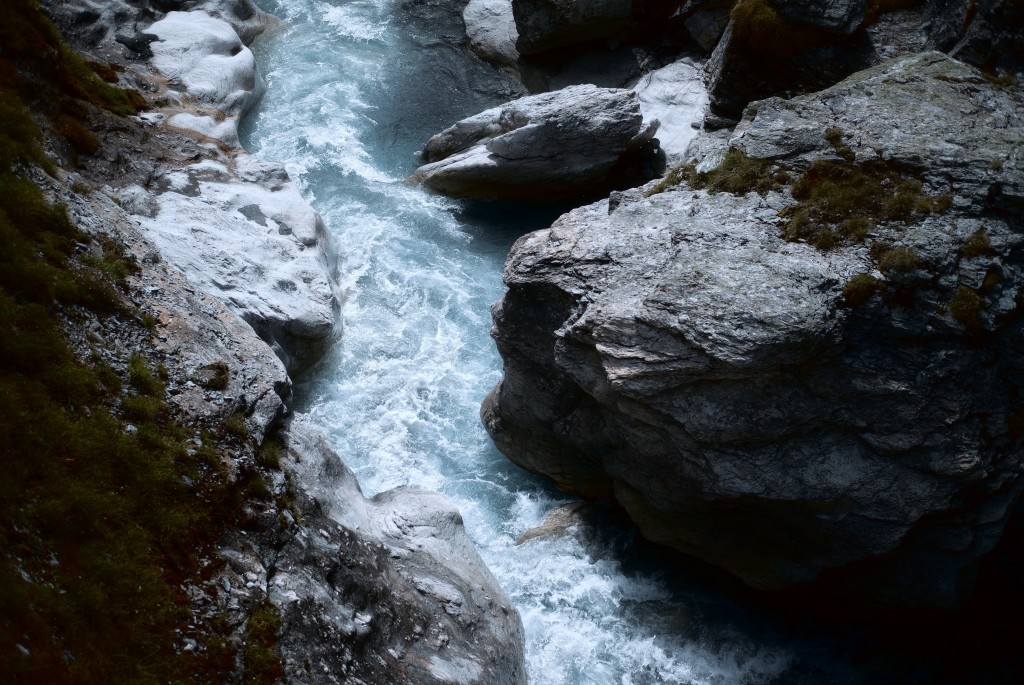 water flowing between rocks