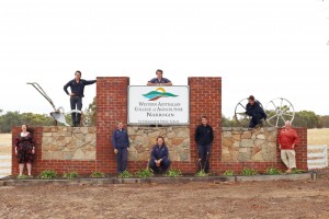 Narrogin Ag College Staff & Students at entrance sign